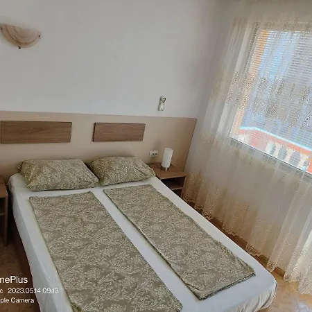 Moni 85 Family House Guest house *
