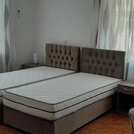 Moni 85 Family House Къща за гости