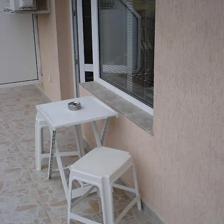 Moni 85 Family House Къща за гости *